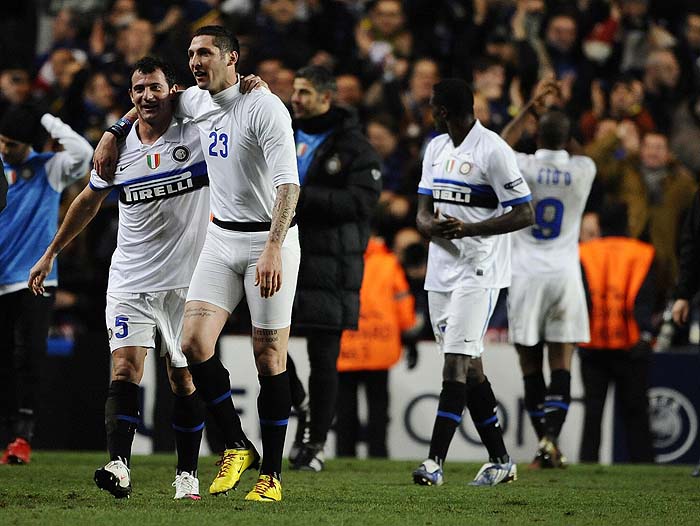 Inter Milan's Dejan Stankovic (L) and teammate Marco Materazzi celebrate after defeating Chelsea in their Champions League soccer match at Stamford Bridge in London March 16, 2010.  REUTERS/Dylan Martinez  (BRITAIN - Tags: SPORT SOCCER)