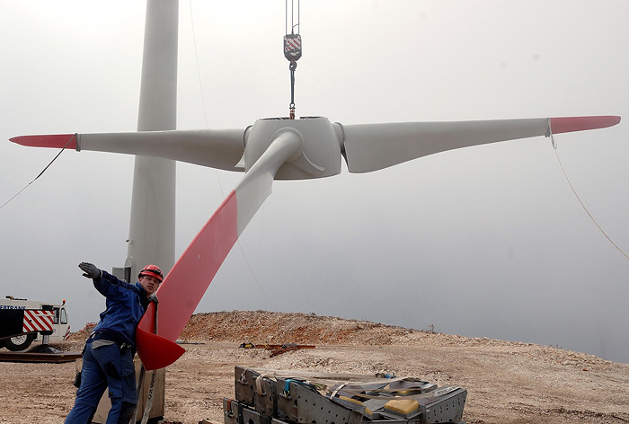 Sibenik, brdo Oblice iznad Vrsnog, 040409.Niski oblaci su poput magle citavo jutro pokrivali vrhove brda Oblice na kojoj se podize park vjetroelektrana. Vrijednim monterina austrijske firme 