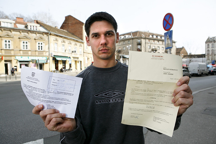 Zagreb, 190310.Britanski trg.Hrvoje Petranovic kojega je za vrijeme prosvjeda za parking na Pantovcaku, jedna vozacica auta udarila i vukla 20 metara.Hrvoje  je na haubi automobila i pri padu potrgao brisac i retrovizor i zato mora platiti odstetu Eurohercu.Foto: Goran Mehkek  / CROPIX