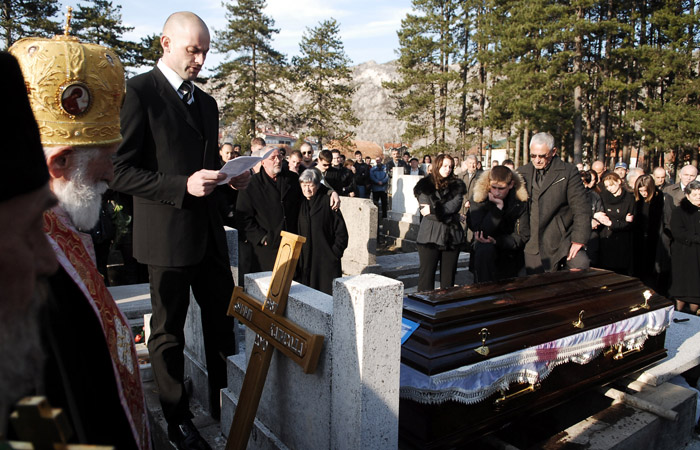 Cetinje, 200310.Na groblju na Cetinju, uz nazocnost oko 500 prijatelja i poznanika, danas je pokopan Filip Kapisoda.Na sprovodu su bili clanovi njobitelji, majka Ljiljana, otac Mirko te brat i sestra, Marko i Jana.Foto: CROPIX
