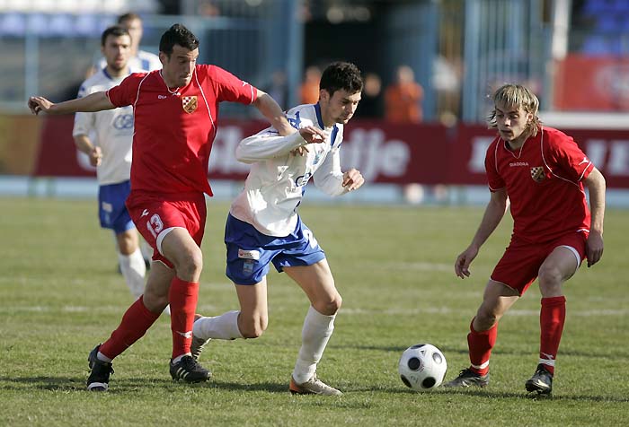Osijek, 200310.Stadion Gradski vrt.Prva HNL,NK Osijek-NKCroatia Sesvete.Mario Loncar (13,CS) i Srdjan Vidakovic (23,Os).Foto: Vlado Kos / CROPIX