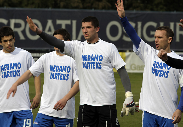 Varazdin, 200310.Na gradskom stadionu u Varazdinu igra se 21. kolo prve HNL izmedju Varteksa (plavi) i Cibalie.Na slici: igraci Varteksa istrcali su na teren u majicama ne damo Varteks.Foto: Zeljko Hajdinjak / Cropix