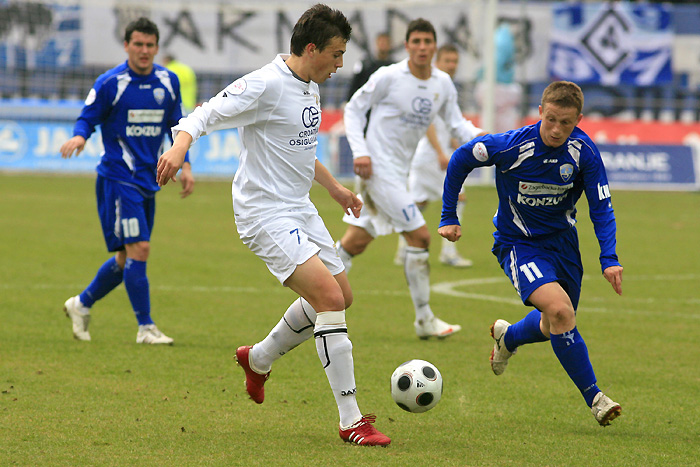 Rijeka, 200310.Danas je na stadionu Kantrida odigrana nogometna utakmica izmedju Rijeke i Sibenika. Igraci Sibenika u plavim dresovima, Rijeka u bijelim.Na slici: Valentino Stepcic u nadmetanju sa Zenijem Husmanijem.Foto: Davor Zunic / CROPIX