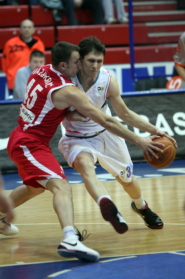 Zagreb, 200310.Kosarkaska utakmica izmedju Cibone i Cedevite.Na slici Marino Bazdaric i Marko Tomasi.Foto: Danijel Soldo / CROPIX