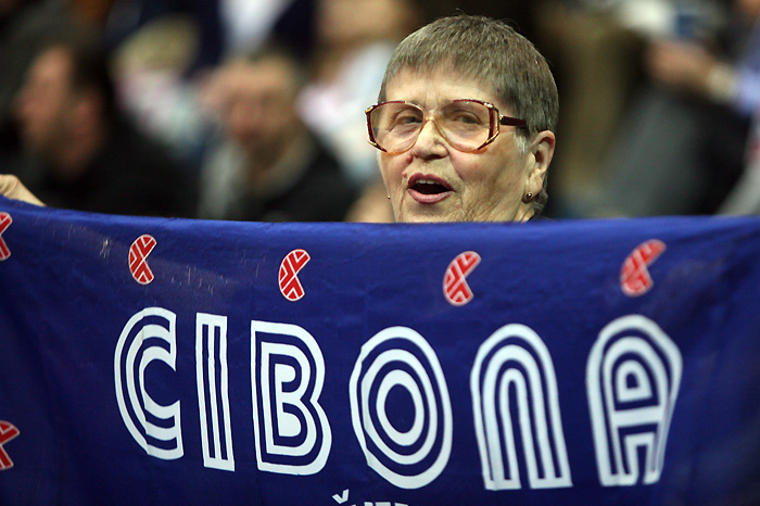 Zagreb, 200310.Kosarkaska utakmica izmedju Cibone i Cedevite.Na slici Elza, najvjernija navijacica Cibone.Foto: Danijel Soldo / CROPIX