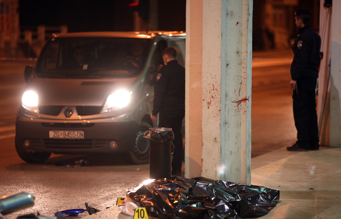 Zagreb 210310.Na krizanju Dubrave i Kapucinske ulice dogodila se prometna nesreca u kojoj je zivot izgubio motociklist nakon slijetanja s ulice i udarca u betonski stup. Na slici tijelo motocikliste i ocevid policije.Foto: Danijel Soldo / CROPIX
