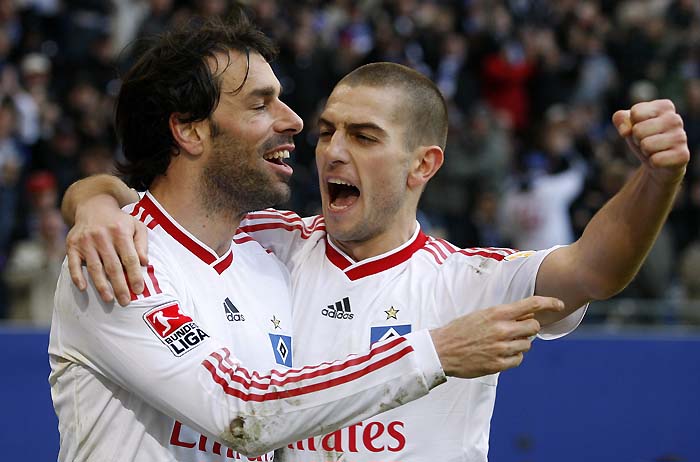 RESTRICTIONS / EMBARGO - ONLINE CLIENTS MAY USE UP TO SIX IMAGES DURING EACH MATCH WITHOUT THE AUTHORISATION OF THE DFL. NO MOBILE USE DURING THE MATCH AND FOR A FURTHER TWO HOURS AFTERWARDS IS PERMITTED WITHOUT THE AUTHORISATION OF THE DFL.Hamburg's Dutch striker Ruud van Nistelrooy (L) celebrates scoring with Hamburg's Croatian striker Mladen Petric during the German first division Bundesliga football match Hamburger SV vs FC Schalke 04 in the northern German city of Hamburg on March 21, 2010. The match ended with a 2-2 draw. AFP PHOTO DDP / PHILIPP GUELLAND GERMANY OUT
