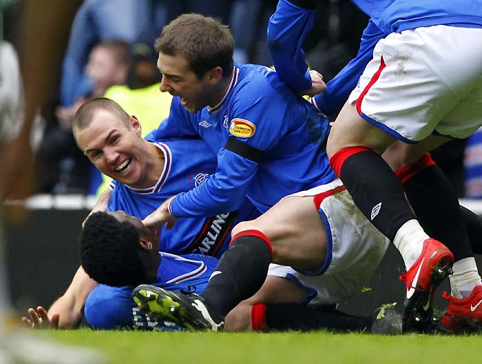 Rangers' players celebrate with Maurice Edu (L) after he scored the winning goal against Celtic at Ibrox stadium in Glasgow, Scotland February 28, 2010. REUTERS/David Moir (BRITAIN - Tags: SPORT SOCCER)