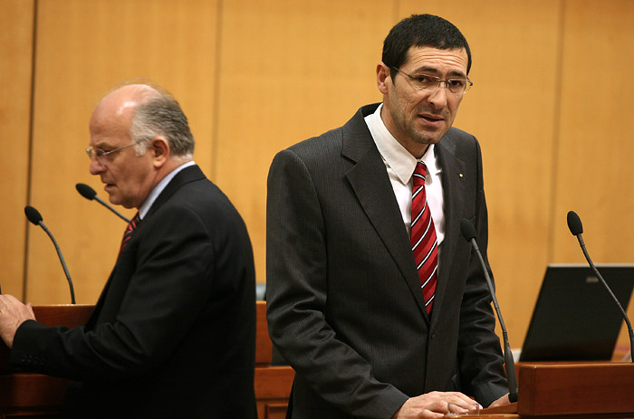 Zagreb, 120210.Nastavak 16. sjednice Hrvatskog sabora na kojoj se izmedju ostalog raspravljalo o produzenju mandata drzavnom odvjetniku Mladenu Bajicu.Zastupnik Ante Kotromanovic govori o angazmanu Hrvatskih vojnika u Afganistanu.Foto: Damjan Tadic / CROPIX