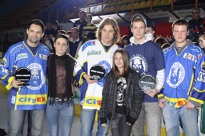 Zagreb, 210310.Ledena dvorana Doma sportova, zadnje druzenje igraca Medvescaka sa navijacima ove hokejaske sezone.Na slici: Miroslav Brumencik, Robert Kristan, Mislav Blagus sa navijacima sektora B.Foto: Damir Krajac / CROPIX