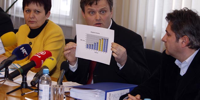 Koprivnica, 270110.Zvonimir Mrsic gradonacelnik Koprivnice, Zeljko Djurdjina bivsi zamjenik predsjednika Uprave Podravke i Darko Marinac bivsi predsjednik Uprave Podravke kazneno prijavljeni zbog nezakonite prodaje podravkinog odmaralista u Pirovcu.Na fotografiji: gradonacelnik Koprivnice Zvonimir Mrsic  na press konferenciji u gradskoj vijecnici. Foto: Nikola Wolf / Cropix