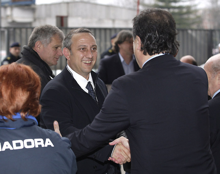 Zagreb, 240310.Stadion Maksimir.Prva polufinalna nogometna utakmica Hrvatskog kupa izmedju Dinama i Hajduka.Na slici: predsjednik Hajduka Josko Svagusa i izvrsni dopredsjednik Dinama Zdravko Mamic.Foto: Nenad Dugi / CROPIX