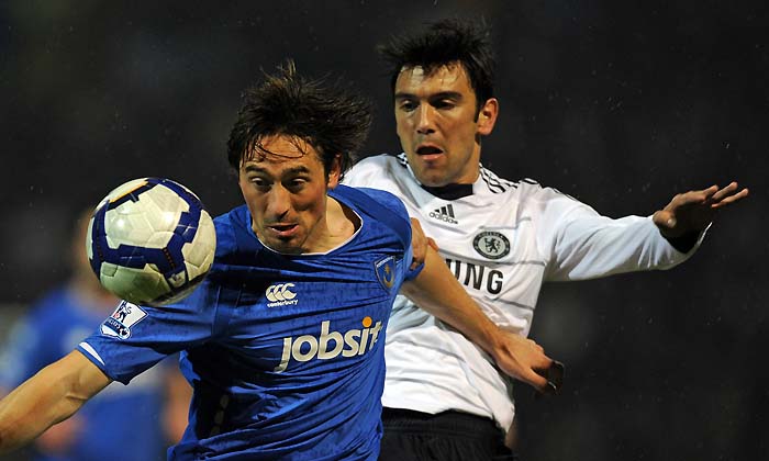 Portsmouth's English forward Tommy Smith (L) vies with Chelsea's Portuguese defender Paulo Ferreira (R) during the English Premier League football match between Portsmouth and Chelsea at Fratton Park in Portsmouth, southern England on March 24, 2010. AFP PHOTO/ADRIAN DENNISFOR EDITORIAL USE ONLY Additional licence required for any commercial/promotional use or use on TV or internet (except identical online version of newspaper) of Premier League/Football League photos. Tel DataCo +44 207 2981656. Do not alter/modify photo.