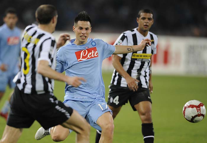 SSC Napoli Marek Hamsik fights for the ball with Juventus Giorgio Chiellini (L) during their Serie A football match SSC Napoli vs Juventus at San Paolo Stadium in Naples on March 25, 2010.  AFP PHOTO / ROBERTO SALOMONE