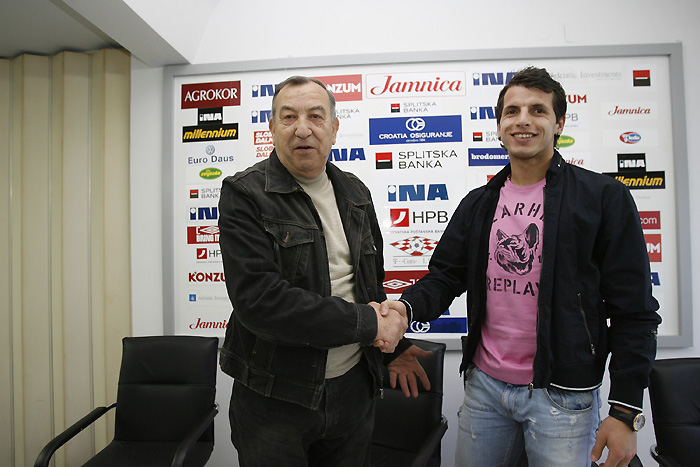 Split , 290310.Stadion NK Hajduka u Poljudu.Press konferencija trenera  NK Hajduka  Stanka Poklepovica i igraca  NK Hajduka Anasa Sharbinija. Na fotografiji: trener NK Hajduka Stanko Poklepovic i igrac Nk Hajduka  Anas Sharbini.Foto: Vladimir Dugandzic / CROPIX       