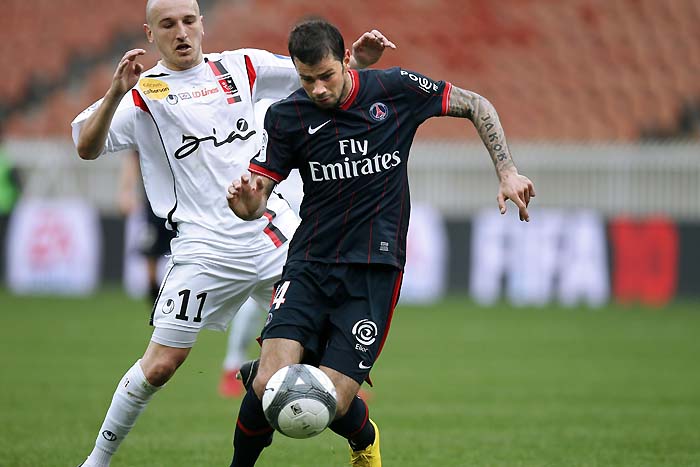 Paris's forward Mateja Kezman (R) vies with Boulogne's midfielder Guillaume Ducatel during the French L1 football match Paris SG vs Boulogne-sur-Mer on March 28, 2010 in Paris. The French Professional League (LFP) ordered early March Paris Saint-Germain to play the game behind closed doors. The ruling was a punishment for the violent scenes that marred PSG's 3-0 defeat at home to Marseille. AFP PHOTO / THOMAS COEX
