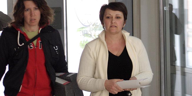 Koprivnica, 300310.Drazenku Gacan direktoricu firme FIA Energy u Koprivnici ciji je osnivac srpski poduzetnik Ranko Mimovic koprivnicka policija privela je na ispitivanje u sklopu Uskokove akcije istrage protiv Damira Polanceca.Na slici:Drazenku Gacan (desno) koprivnicka policija privodi na ispitivanje u sklopu Uskokove akcije istrage protiv Damira Polanceca.Foto: Ivan Brkic / Koprivnica net / CROPIX