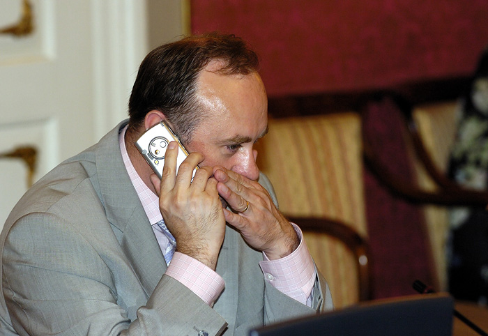 Zagreb 050607Vlada RH - sjednica, potpredsjednik Damir Polancec razgovara na mobitel neposredno prije pocetka sjednice. Foto Dragan Matic / Cropix