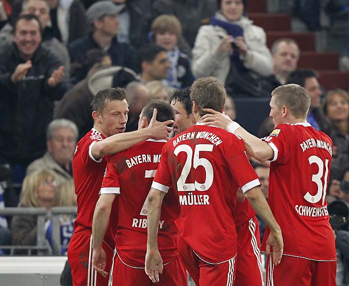 Bayern Munich's Franck Ribery (C)celebrates with team mates after scoring against  during the German Bundesliga soccer match in Gelsenkirchen April 3, 2010. REUTERS/Johannes Eisele (GERMANY - Tags: SPORT SOCCER) ONLINE CLIENTS MAY USE UP TO SIX IMAGES DURING EACH MATCH WITHOUT THE AUTHORITY OF THE DFL. NO MOBILE USE DURING THE MATCH AND FOR A FURTHER TWO HOURS AFTERWARDS IS PERMITTED WITHOUT THE AUTHORITY OF THE DFL. FOR MORE INFORMATION CONTACT DFL DIRECTLY