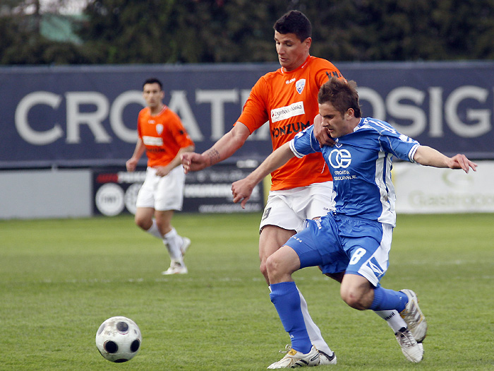 Varazdin, 030410.Na gradskom stadionu u Varazdinu igra se prvenstvena utakmica 23. kola T-Com prve HNL.Na slici Sandro Bloudek, Dejan Glavica.Foto: Andrej Svoger / Cropix
