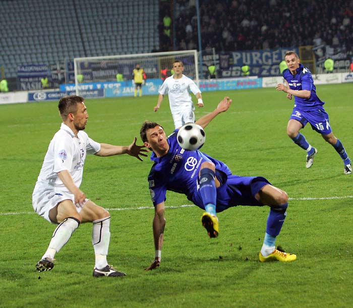Rijeka, 030410.Stadion Kantrida.Nogometna utakmica 23. kola T-Com prve HNL izmedju Rijeke i Dinama.Na slici: Igor Cagalji, Mario Mandzukic.Foto: Zeljko Sop / CROPIX