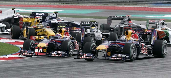 Red Bull Formula One driver Sebastian Vettel of Germany (front R) and teammate driver Mark Webber of Australia (front L)  lead the race at the start of the Malaysian F1 Grand Prix at Sepang circuit, outside Kuala Lumpur, April 4, 2010. REUTERS/Bazuki Muhammad (MALAYSIA)