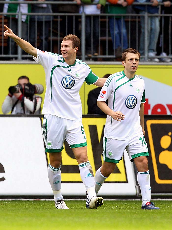 RESTRICTIONS / EMBARGO - ONLINE CLIENTS MAY USE UP TO SIX IMAGES DURING EACH MATCH WITHOUT THE AUTHORISATION OF THE DFL. NO MOBILE USE DURING THE MATCH AND FOR A FURTHER TWO HOURS AFTERWARDS IS PERMITTED WITHOUT THE AUTHORISATION OF THE DFL.Wolfsburg's Bosnian striker  Edin Dzeko (L) celebrates scoring with Wolfsburg's Bosnian midfielder Zvjezdan Misimovic during the German first division Bundesliga football match Vfl Wolfsburg vs TSG 1899 Hoffenheim in the northern German city of Wolfsburg on April 4, 2010.  AFP PHOTO DDP / RONNY HARTMANN  GERMANY OUT
