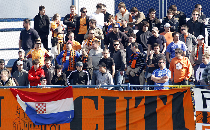 Varazdin, 070410.Na nogometnom stadionu NK Varteks igra se druga utakmica polufinala Hrvatskog nogometnog kupa izmedju Varteksa(plavi) i Sibenika(narancasti).Na slici navijaci Sibenika Funcuti.Foto: Andrej Svoger / Cropix