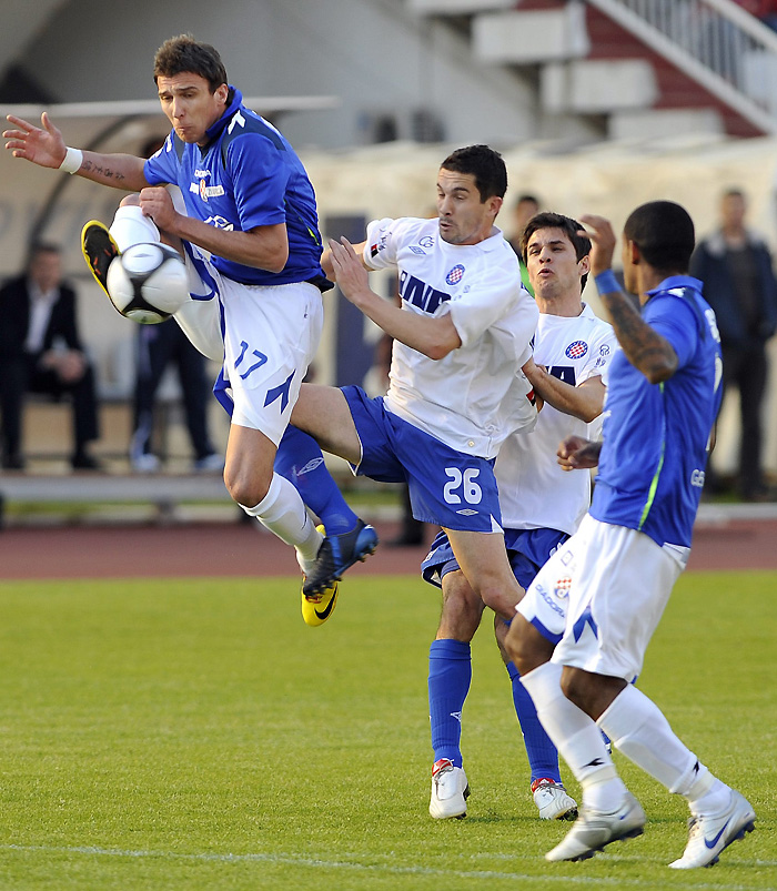 Split, 070410.Stadion Poljud.Uzvratna polufinalna nogometna utakmica Hrvatskog kupa izmedju Hajduka i Dinama.Na fotografiji: Mario Mandzukic u bloku ispred Gorana Rubila.Foto: Josko Ponos / CROPIX