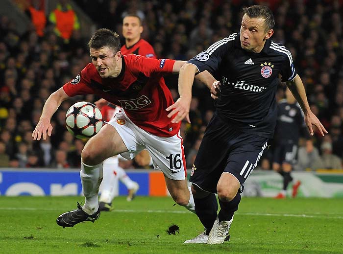 Manchester United's Michael Carrick (L) challenges Bayern Munich's Ivica Olic (R) during their Champions League quarter-final second leg soccer match at Old Trafford in Manchester, northern England, April 7, 2010.     REUTERS/Nigel Roddis (BRITAIN - Tags: SPORT SOCCER)