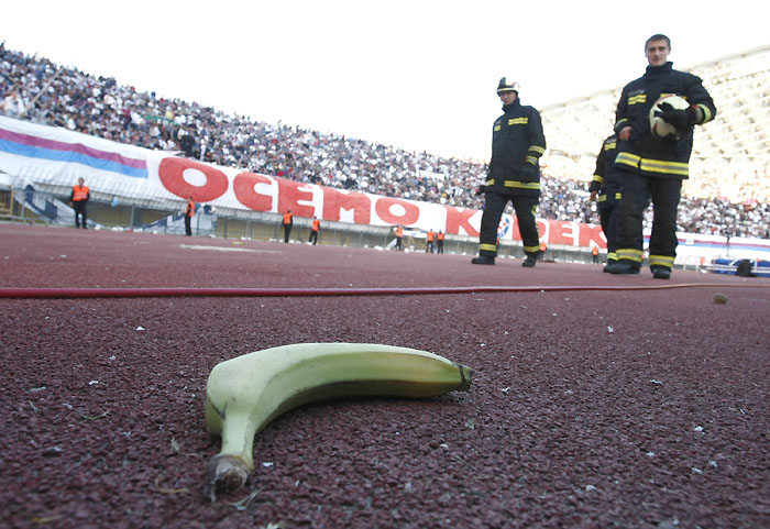 Split, 070410.Stadion Poljud.Uzvratna polufinalna nogometna utakmica Hrvatskog kupa izmedju Hajduka i Dinama.Na fotografiji: velik broj banana je doletio u teren i oko njega namjenjen tamnoputim igracima Dinama.Foto: Duje Klaric / CROPIX