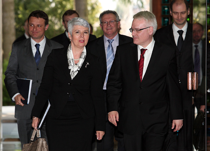 Zagreb, 010410.Ured Predsjednika.Predsjednik Ivo Josipovic odrzao je radni sastanak s predsjednicom Vlade Jadrankom Kosor i ministrima zaduzenima za obranu i vanjsku politiku.Na slici: Predsjednik Ivo Josipovic, premijerka Jadranka Kosor, Gordan Jandrokovic ministar vanjskih poslova i Bozidar Vukelic ministar obrane.Foto: Davor Pongracic / CROPIX