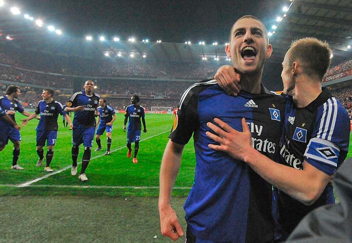 Hamburg's Croatian striker Mladen Petric (C) celebrates with an unidentified teammate during the UEFA Europa League 1st leg quarter-final football match Standard Liege vs(Belgium) Hamburg SV (Germany) at the Stadium Maurice Dufrasne in Liege on April 08, 2010. AFP PHOTO JOHN THYS