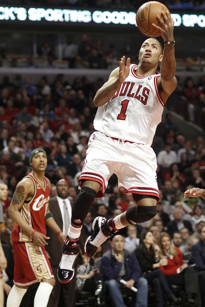 Chicago Bulls' Derrick Rose (1) shoots as Cleveland Cavaliers' Jamario Moon looks on during the fourth quarter of their NBA game in Chicago April 8, 2010. REUTERS/John Gress (UNITED STATES - Tags: SPORT BASKETBALL)