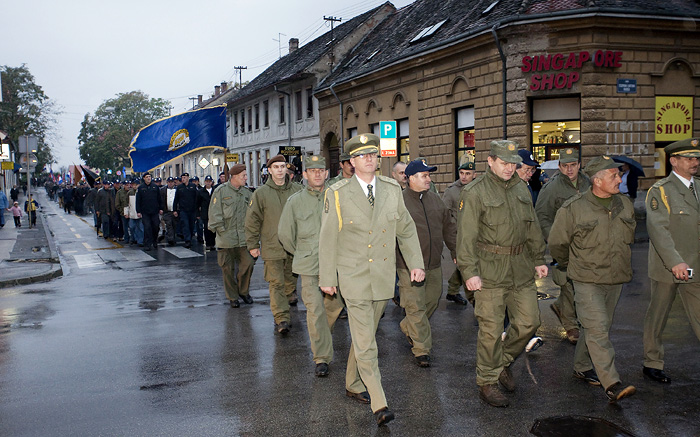 Sisak, 231009.Mimohodom braniteljskih postrojbi iz Domovinskog rata sredistem Siska u petak 23. listopada je odrzana svecana sredisnja proslava povodom Dana hrvatskih branitelja Sisacko-moslavacke zupanije. U mimohodu su ove godine po prvi put sudjelovale postrojbe iz cijele Hrvatske koje su tijekom okupacije Banovine ratovale na podrucju zupanije. Svecano i dostojanstveno odana je pocast svim poginulima u borbi za slobodnu Hrvatsku, a posebno stradalim braniteljima 18. listopada 1991. godine na potezu Farkasic  Vratecko  Slana kada je izvedena prva pobjedonosna akcija Hrvatske vojske na sisackom podrucju i u ciji spomen se obiljezava Dan branitelja. Uz Grad Zagreb, ciji gradonacelnik Milan Bandic supokrovitelj ovogodisnje manifestacije, Sisacko-moslavacka zupanija je jedina u Hrvatskoj koja ima Dan posvecen braniteljima. I ove godine u proslavi, uz 600-njak branitelja, sudjelovalo je nekoliko stotina ucenika cetvrtih i osmih razreda koji u skolskom programu uce o Domovinskom ratu. Imali su priliku vidjeti postrojbe, odore i policijsko oruzje i tehniku kojim se policija sluzila u Domovinskom ratu.Foto: Miroslav Kis / CROPIX