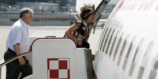 File photo dated July 16, 2007 of Poland's President Lech Kaczynski and his wife Maria boarding a plane at the airport in Warsaw. A plane carrying the Polish president has crashed on approach to Smolensk airport in western Russia, a Polish official at the airport told Reuters on Saturday. The official said there was no information yet about survivors.  REUTERS/Kacper Pempel/Files   (POLAND - Tags: POLITICS DISASTER TRANSPORT)