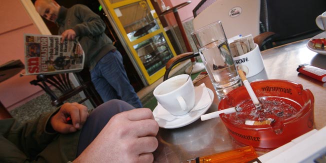 Zagreb 100410.9. travnja, isteklo je sestomjesecno prijelazno razdoblje Zakona o ogranicenoj uporabi duhana i ponovno stupila na snagu odredba o zabrani pusenja u ugostiteljskim objektima. U kaficima koji nemaju dopustenje Ministarstva zdravstva, nece se smjeti pusiti.Na slici: pusenje na terasi kafica Van Gogh u Koranskoj ulici.Foto: Goran Mehkek / CROPIX