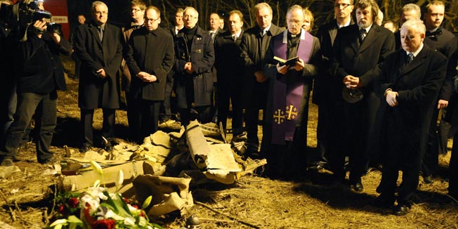 Jaroslaw Kaczynski (R), twin brother of late Poland's President Lech Kaczynski arrives at crash scene in Smolensk, late evening on April 10, 2010. Polish President Lech Kaczynski and his wife Maria were killed Saturday along with all passengers of a presidential plane when it crashed while coming in for a landing at the Smolensk airport in western Russia. The Polish president and all persons accompanying him were to attend ceremonies marking the 70th anniversary of the Katyn massacre. AFP PHOTO / PAP/Jacek Turczyk POLAND OUT