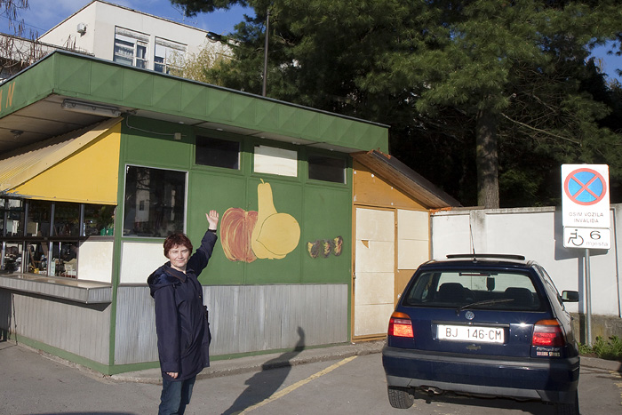 Bjelovar, 140410.Covjek je danima besplatno telefonirao na krovu mini trgovine, dok ga nisu primjetili iz obliznje bolnice te prijavili policiji, nakon cega je uhicen.Na slici: Renata Usumovic djelatnica mini trgovine pokazuje na kiosk.Foto: Goran Matejak / Bjelovarski list / CROPIX