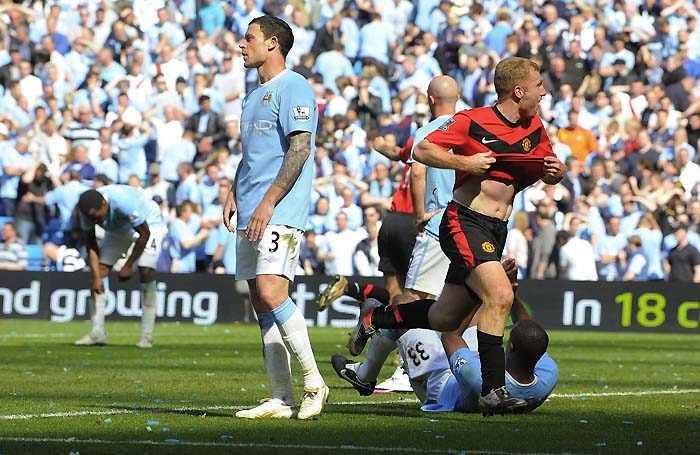 Manchester United's Paul Scholes (R) celebrates after scoring during their English Premier League soccer match against Manchester City at the City of Manchester Stadium in Manchester, northern England, April 17, 2010.   REUTERS/Nigel Roddis (BRITAIN - Tags: SPORT SOCCER) NO ONLINE/INTERNET USAGE WITHOUT A LICENCE FROM THE FOOTBALL DATA CO LTD. FOR LICENCE ENQUIRIES PLEASE TELEPHONE ++44 (0) 207 864 9000