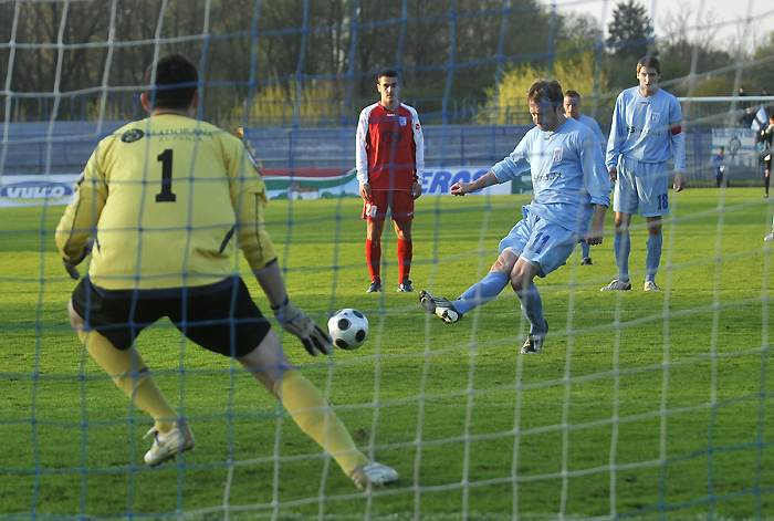 Zagreb, 170410.Nogometna utakmica 26. kola 1. T-com HNL lige. NK Karlovac i NK Cibalia. Na slici: Ivan Lajtman za 1:0.Foto: Bruno Konjevic / CROPIX