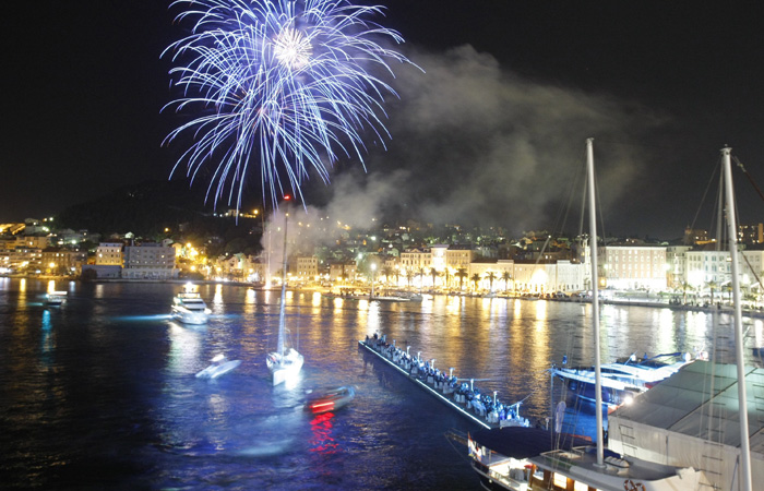 Split, 170410.Croatia Boat Show.Nocna parada brodova u zavrsnoj veceri nautickog sajma Croatia Boat Show popracena vatrometom za kraj.Foto: Duje Klaric / CROPIX