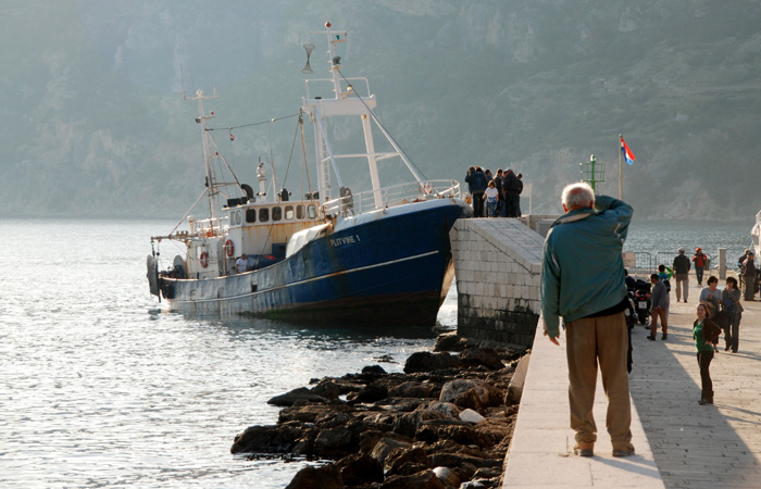 Komiza,170410.Ribarski brod Plitvine 1 u vlasninstu Pjerina Ivcevica danas popodne ploveci iz pravca Biseva zabio se svom snagomu komiski mul.Foto: Igor Bijazevic