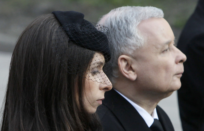 Jaroslaw Kaczynski (R), brother and Marta, daughter of the late Polish President Lech Kaczynski take part in a funeral procession in Krakow, April 18, 2010. Polish and foreign leaders attended a funeral mass on Sunday for President Lech Kaczynski and his wife Maria, but a volcanic ash cloud over Europe prevented some overseas guests from joining them.  REUTERS/Petr Josek (POLAND - Tags: POLITICS DISASTER OBITUARY)