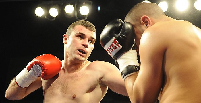 Split , 070209.U velikoj dvorani na splitskim Gripama u organizaciji Boksackog kluba Marjan, nakon 10 godina odrzan je boksacki spektakl sa sest profesionalnih meceva.Na fotografiji sesta borba Ante Bilic ( lijevo ) - Mike Ermis.Foto: Josko Ponos / CROPIX