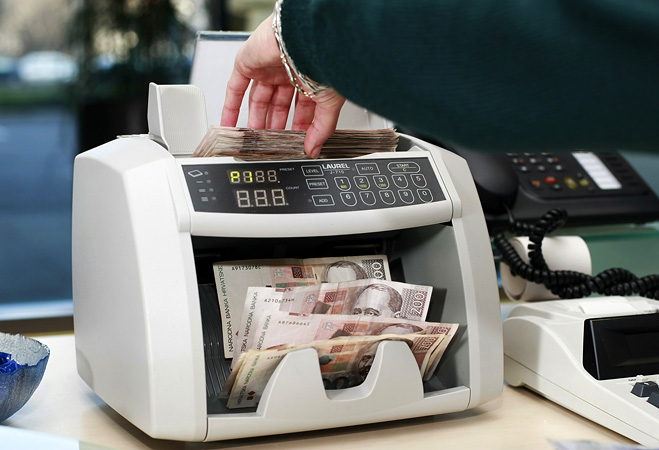 Zagreb, 130208.Sjediste HYPO grupe, Slavonska avenija. Banka - ilustracije.Brojanje novca. Foto: Elvir Tabakovic / CROPIX