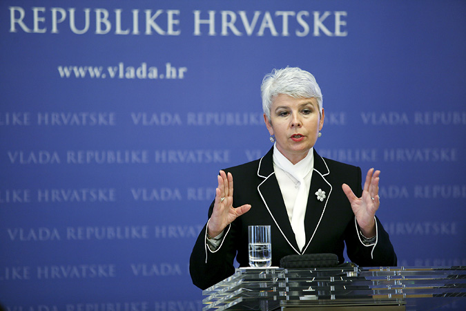 Zagreb, 190410.Vlada.Markov trg.Nakon sastanka s koalicijskim partnerima premijerka Jadranka Kosor odrzala je press konferenciju na kojoj je izlozila paket mjera za brzi gospodarski oporavak.Foto: Goran Mehkek  / CROPIX