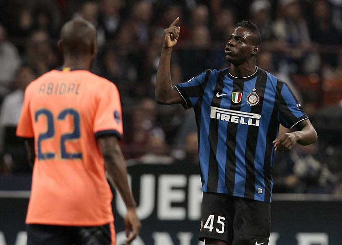 Inter Milan's Mario Balotelli gestures to the fans during their Champions League semi-final, first leg soccer match against Barcelona at the San Siro stadium in Milan April 20, 2010.  REUTERS/Alessandro Garofalo (ITALY - Tags: SPORT SOCCER)