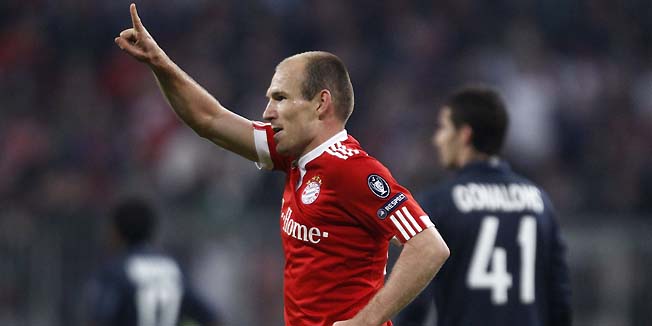 Arjen Robben of Bayern Munich celebrates after scoring against Olympique Lyon during their Champions League semi-final first leg soccer match in Munich April 21, 2010.    REUTERS/Michael Dalder (GERMANY - Tags: SPORT SOCCER)