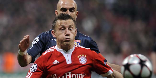 Munchen, 210410.Allianz Arena.Prva polufinalna nogometna utakmica Lige Prvaka izmedju njemackog Bayerna i francuskog Lyona.Na slici: Ivica Olic u pozadini kapetan Lyona Cris.Foto: Drago Sopta / CROPIX